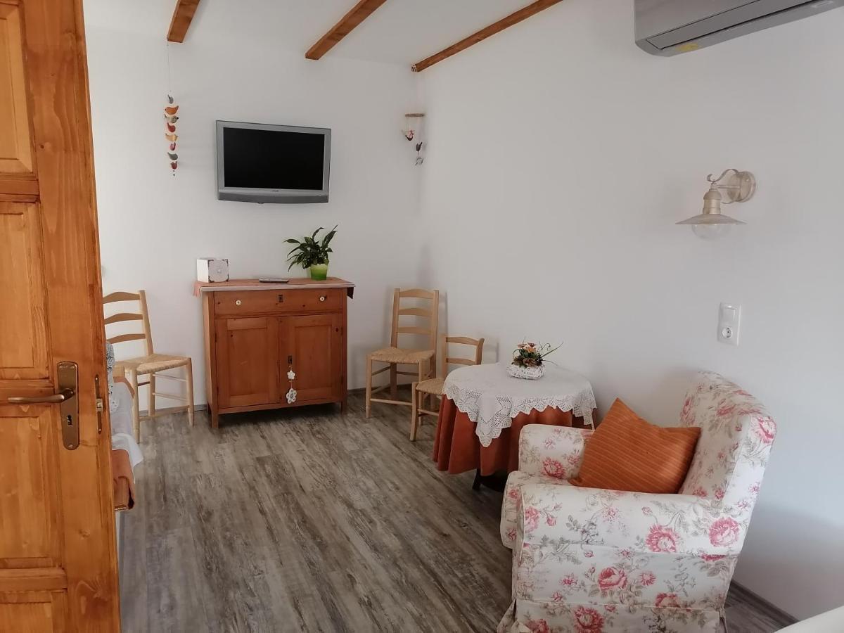 Mives Vendeghaz Hotel Pogany Exterior photo